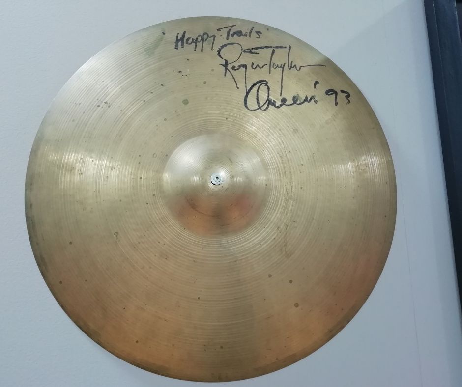 piatto della batteria autografato da Roger Taylor